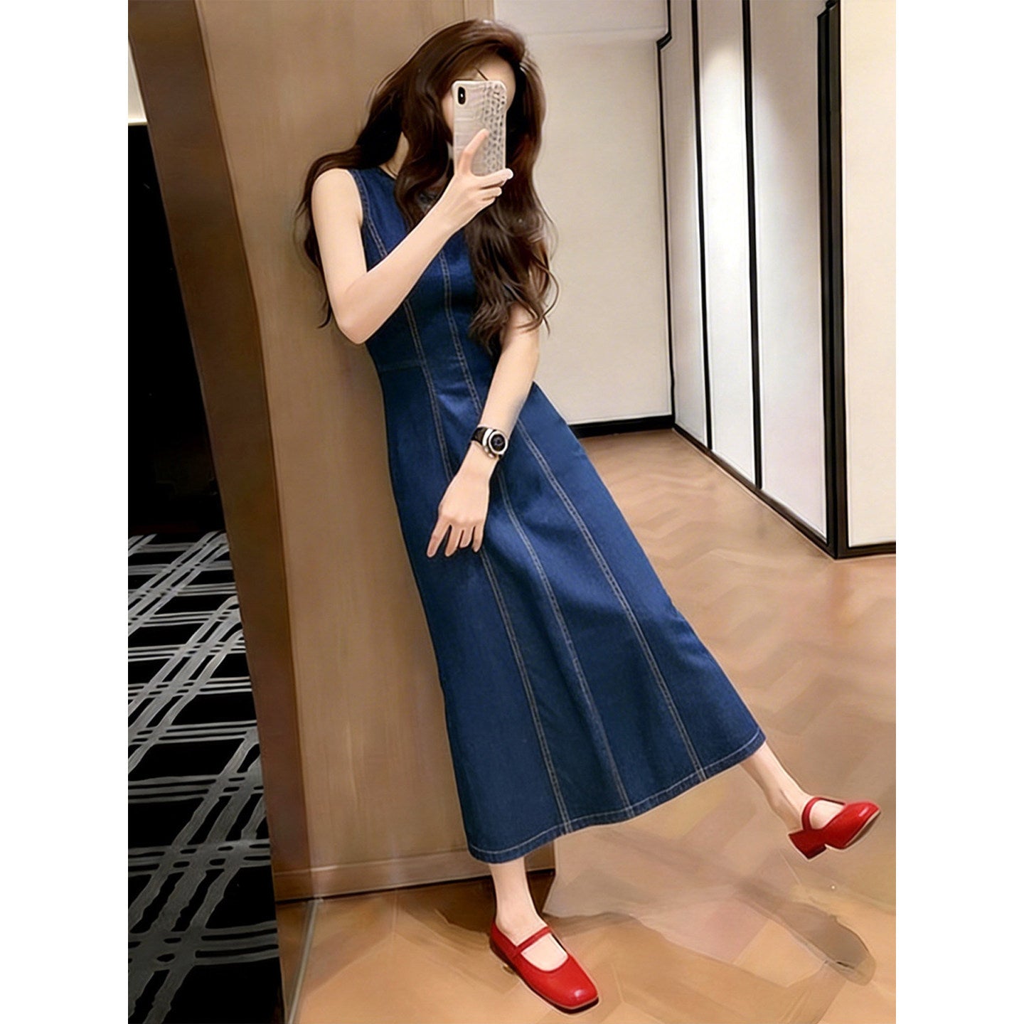 Jeanskleid im Hepburn-Stil