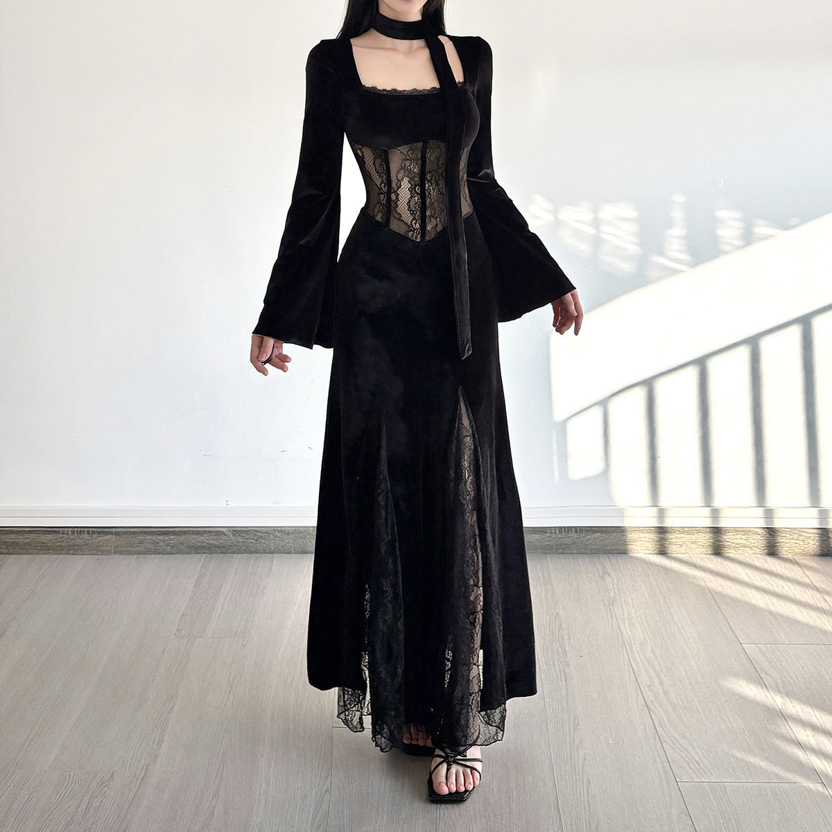 Schwarzes Samtkleid mit hoher Taille und Spitzeneinlage – Bild 4 | LuxeStyle