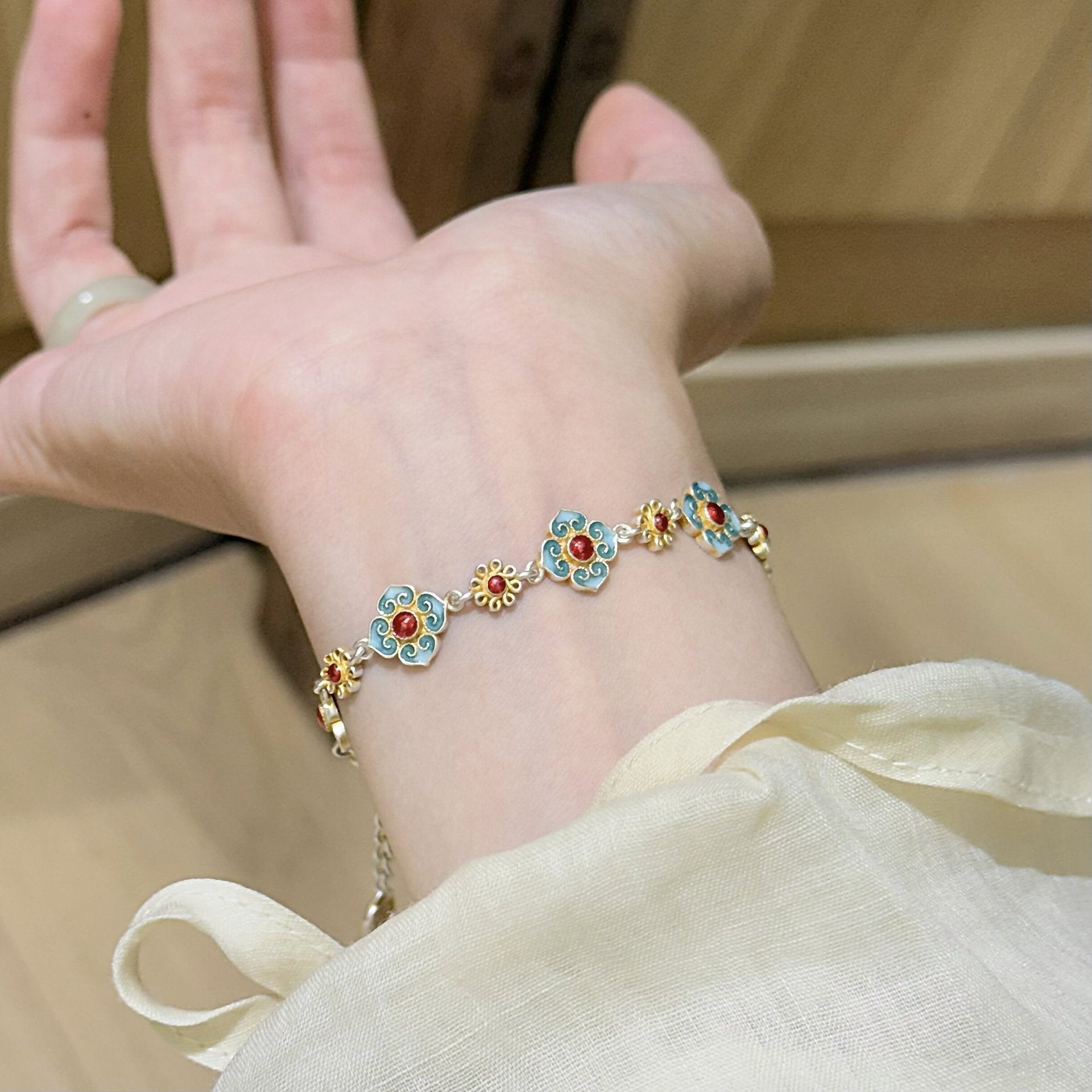 Silbernes Armband mit Epoxy-Beschichtung