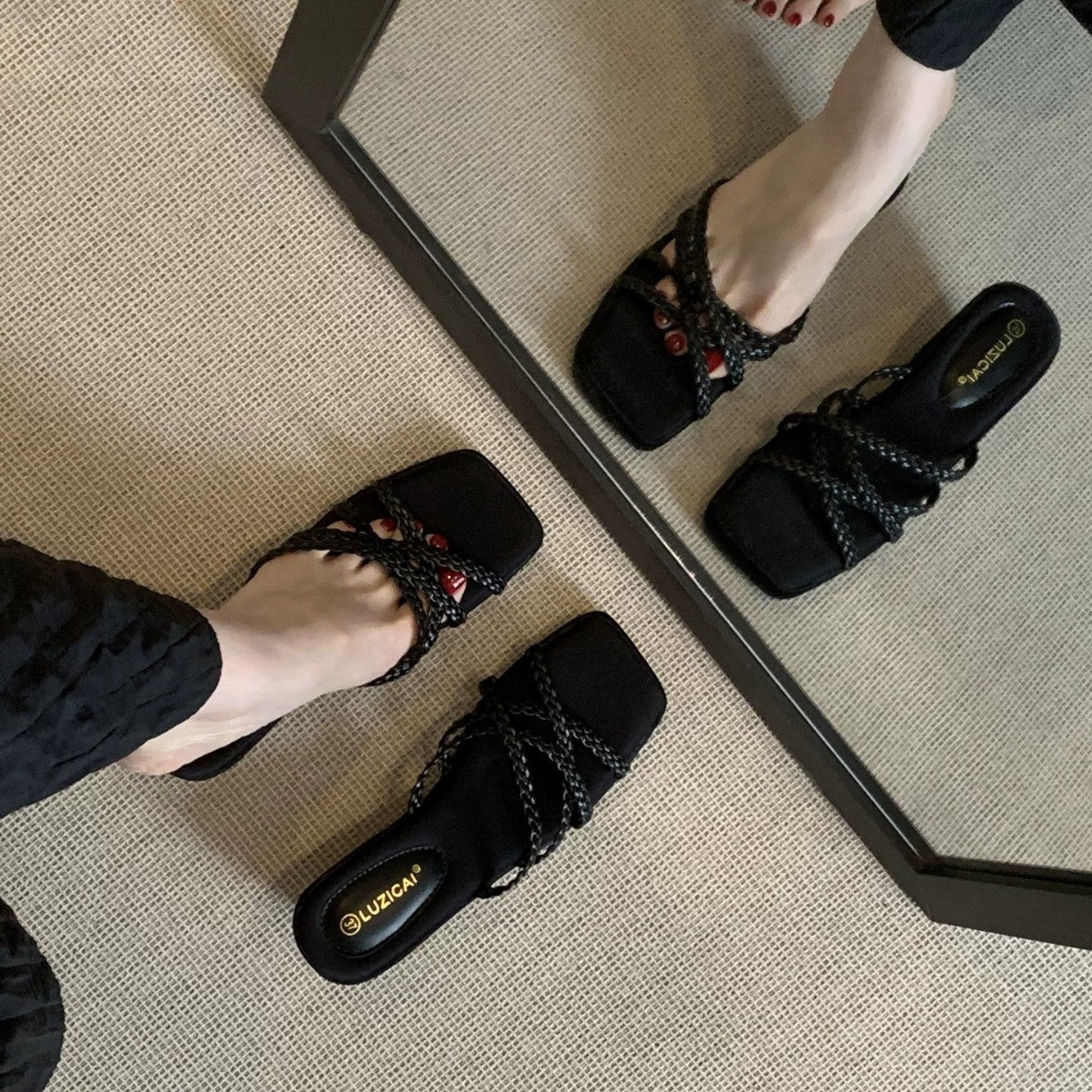 Keilsandalen mit Plateau und offener Spitze