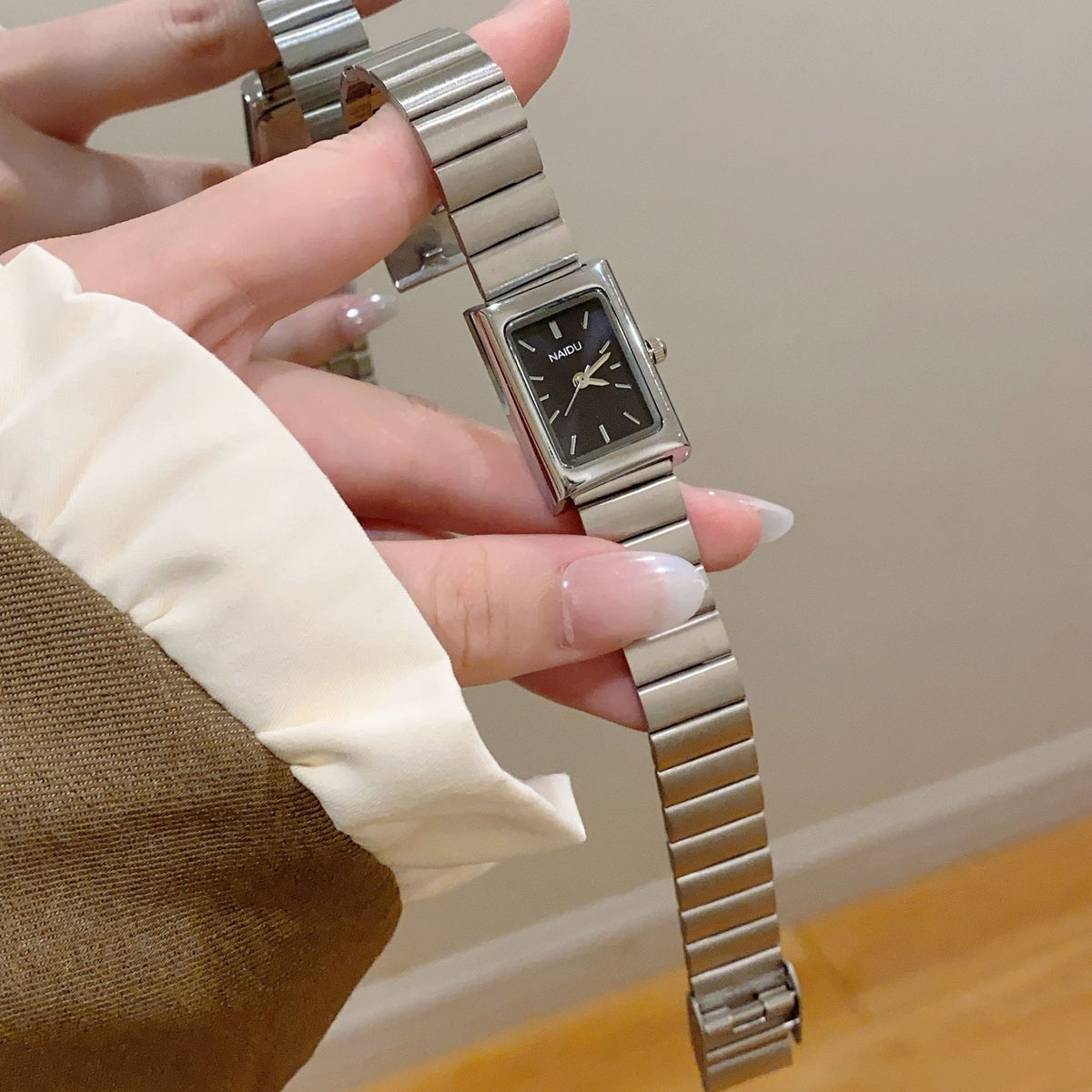 Minimalistische 3D Instagram-Uhr – Gold/Schwarz – Bild 10 | LuxeStyle