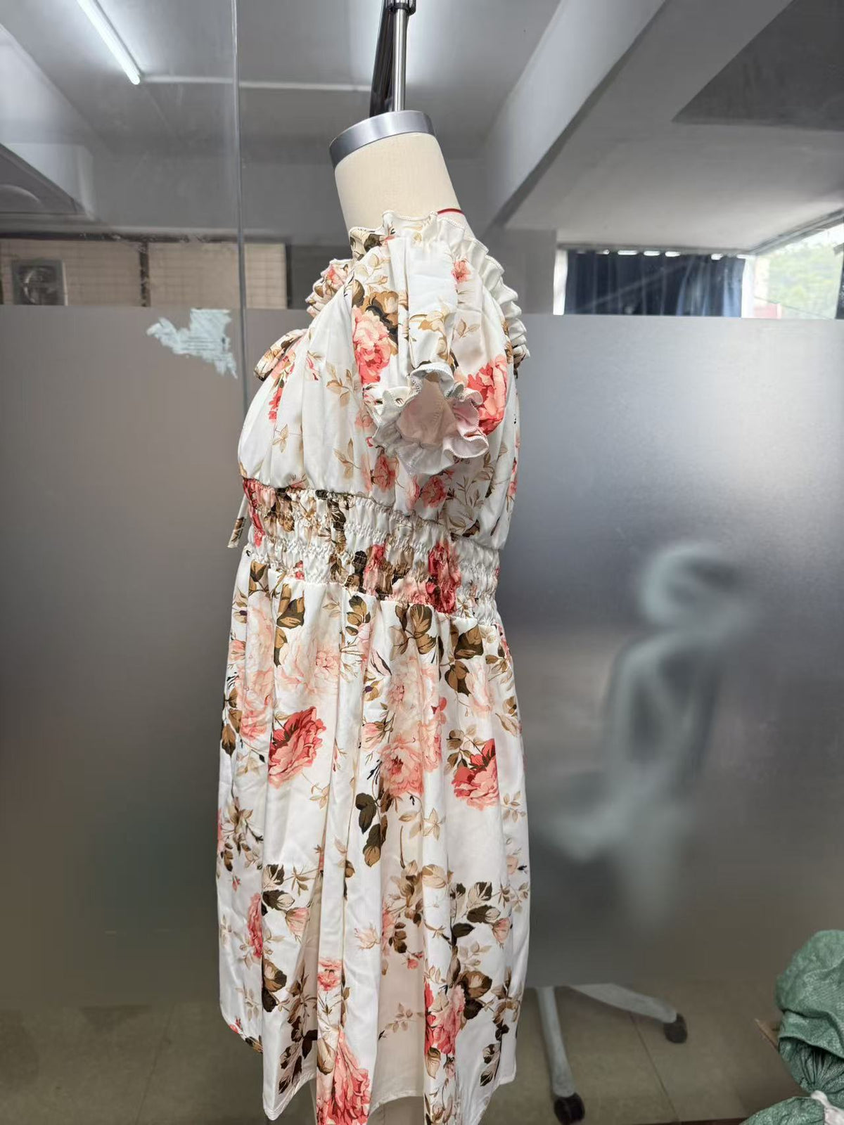 Off-Shoulder Minikleid mit Blumenprint – Bild 6 | LuxeStyle