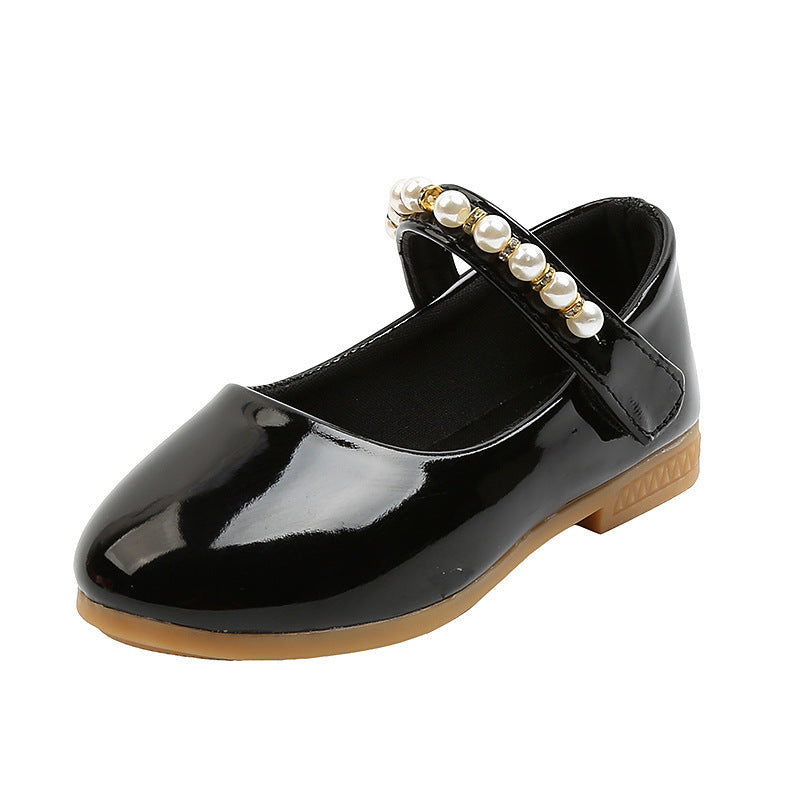 Mädchenlederschuhe mit Perlenverschluss und weicher Sohle
