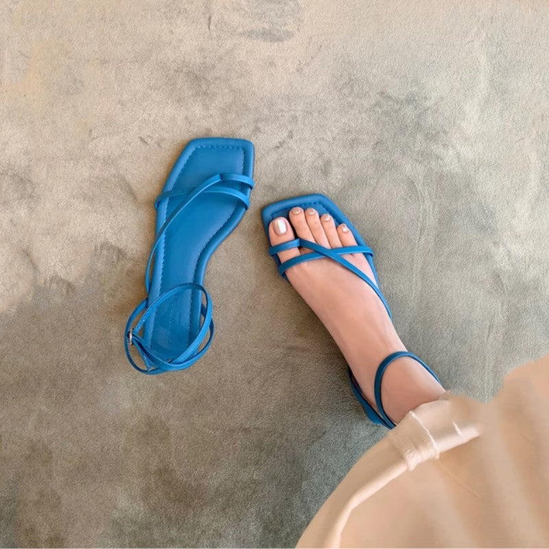 Flache Sandalen mit Riemchen und eckiger Zehenpartie