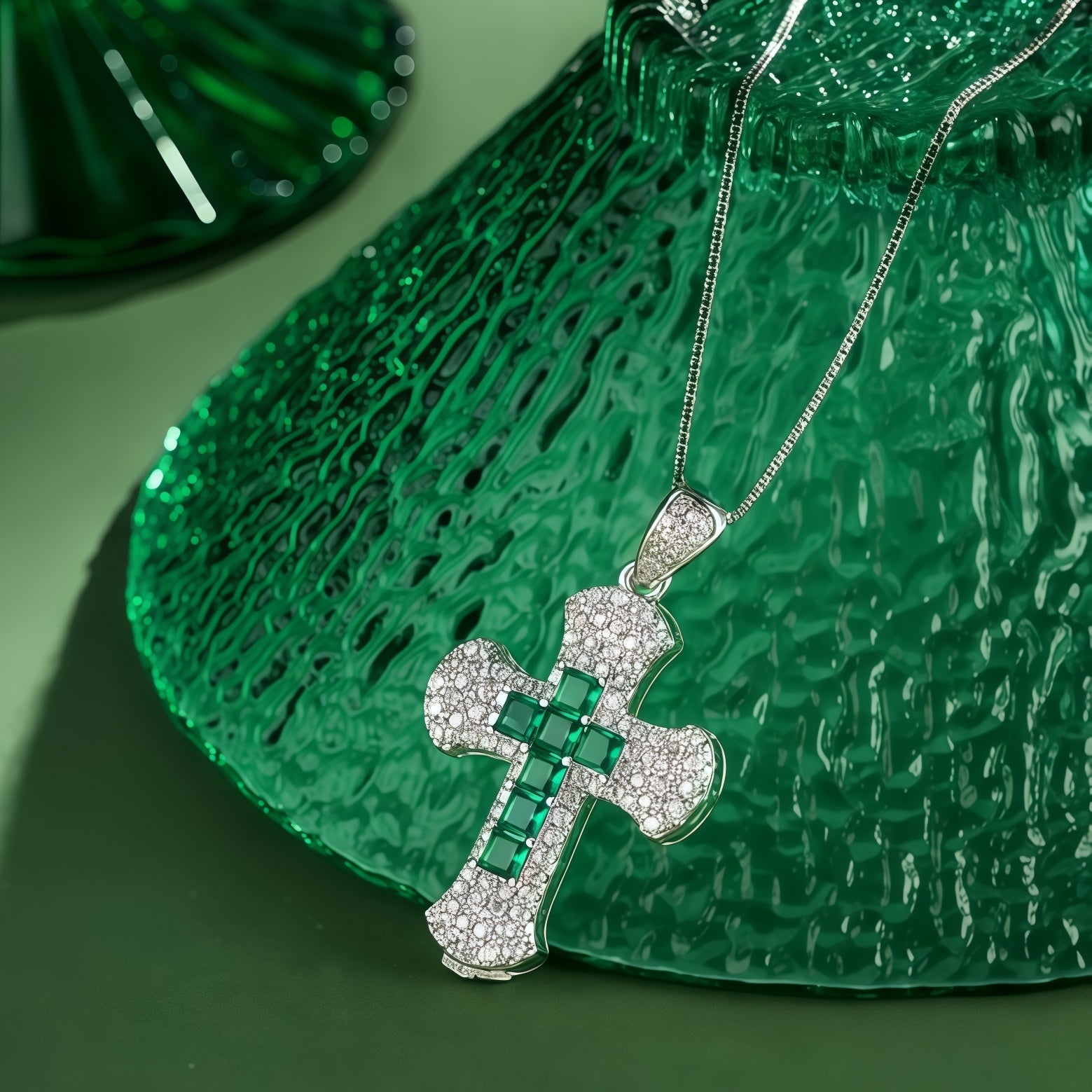 Kreuz-Anhänger mit Smaragdgrünen und Weissen Zirkonia