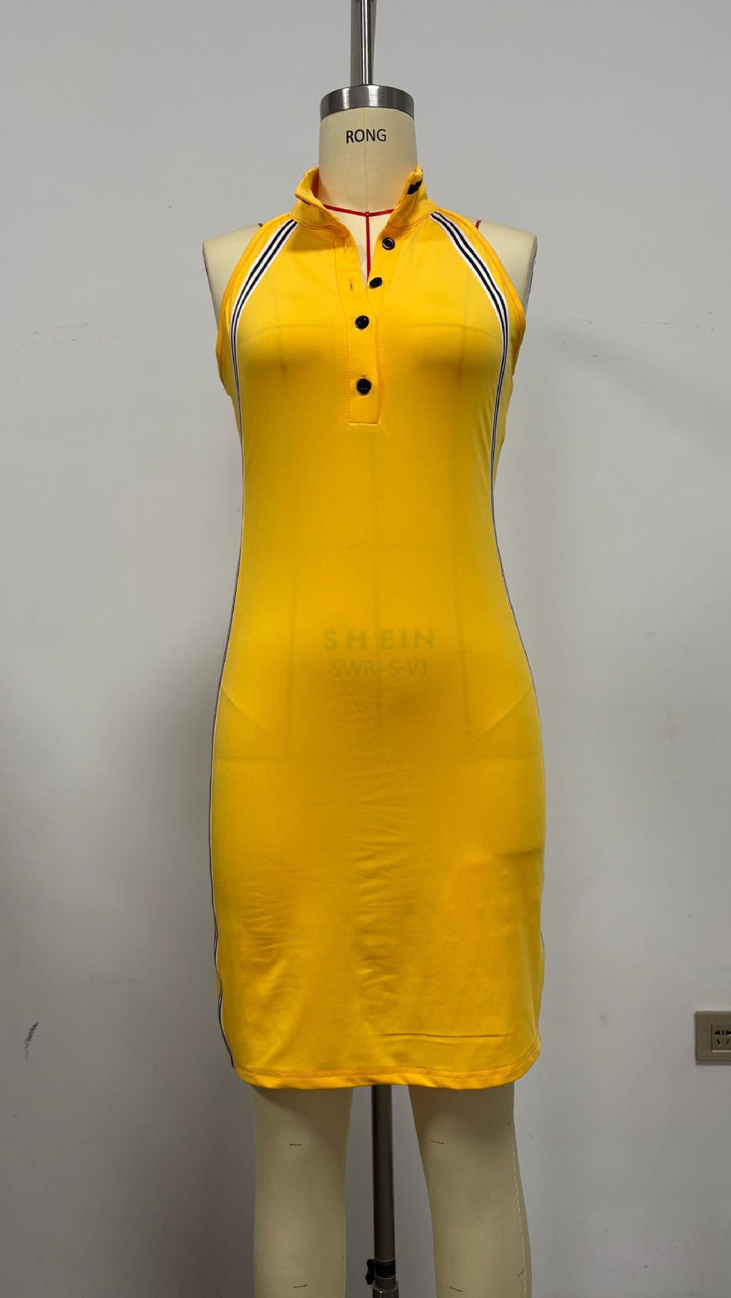 Gestreiftes Mini-Kleid mit hohem Taillenschnitt – Bild 8 | LuxeStyle