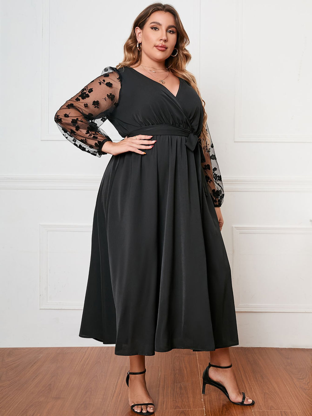 Elegantes Strickkleid mit geometrischem Muster