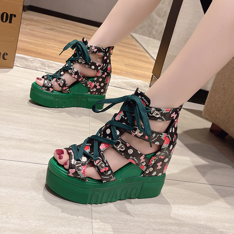 Plateau-Wedge Sandalen mit Fischmund-Print | LuxeStyle