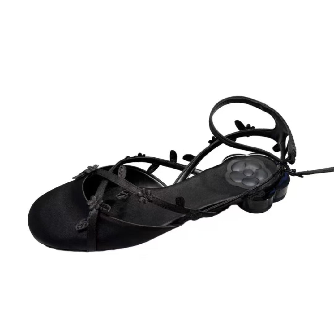 Satinblumen-Cross-Strap-Sandale – Bild 7 | LuxeStyle