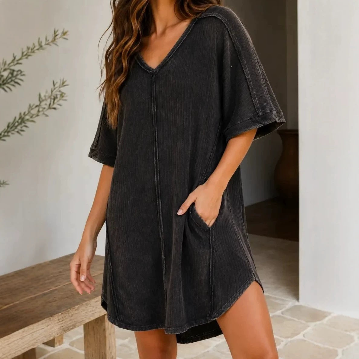 Kurzes V-Neck Kleid im Loose-Fit – Bild 7 | LuxeStyle