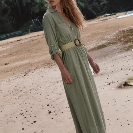 V-Ausschnitt Kleid mit Bastgürtel