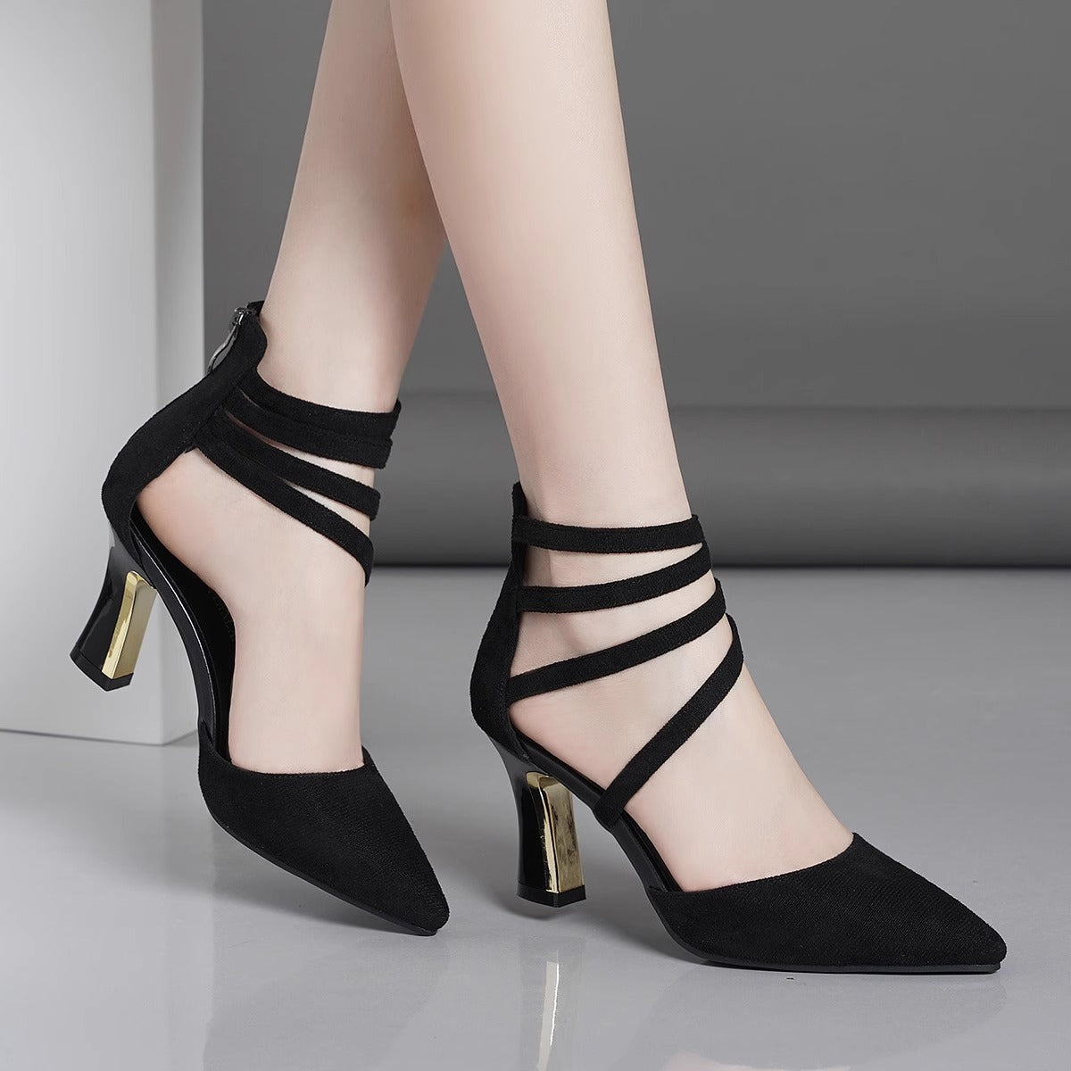 Elegante Wildleder-Sandalen mit spitzer Zehe