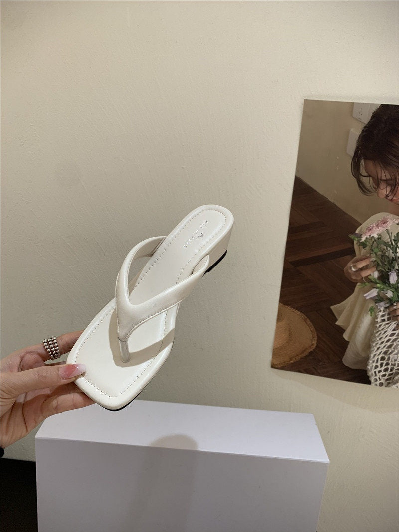 Keilsandalen mit Leopardenmuster und eckiger Spitze