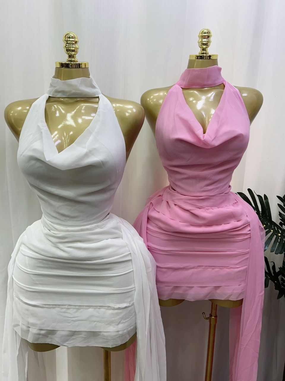 Minikleid mit Cut-Out und Rückenausschnitt