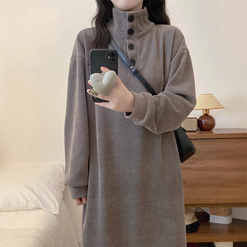 Rollkragen-Maxikleid mit Knöpfen