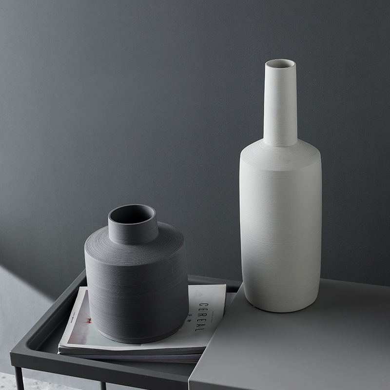 Keramikvase im nordischen Stil