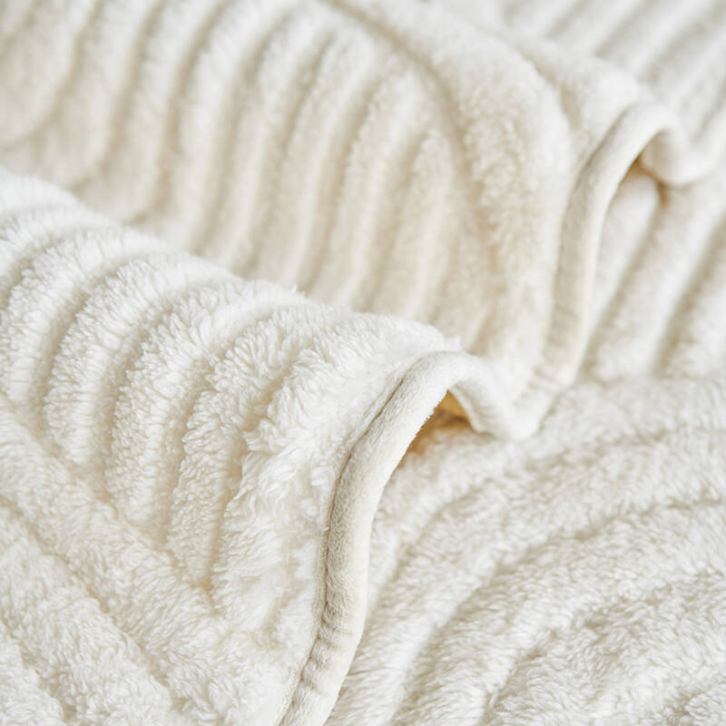 Plüsch-Sofakissen für Herbst & Winter – Bild 7 | LuxeStyle