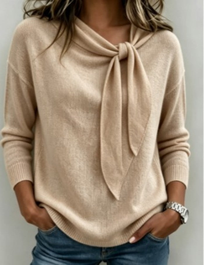 Gestrickter Pullover mit Schleifenknoten
