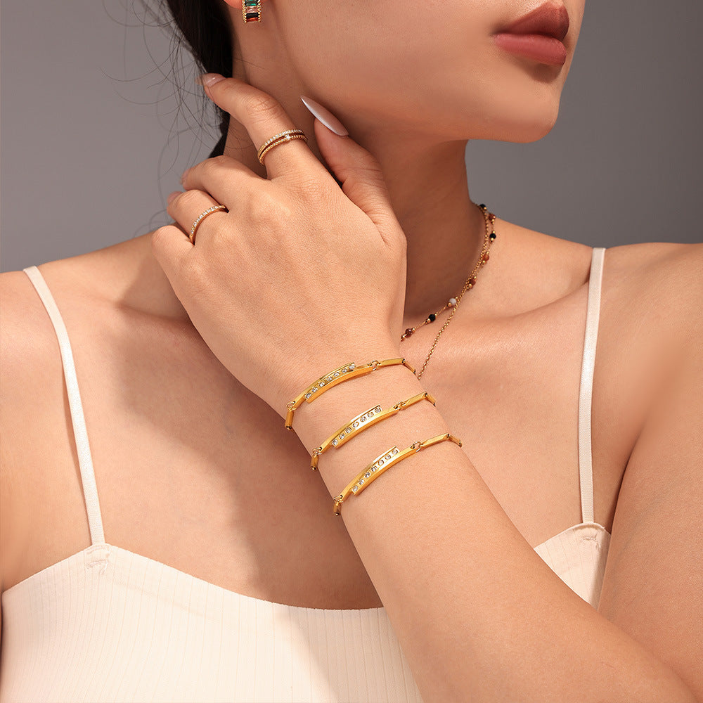 Vergoldetes Edelstahl-Armband mit Strass – Bild 6 | LuxeStyle