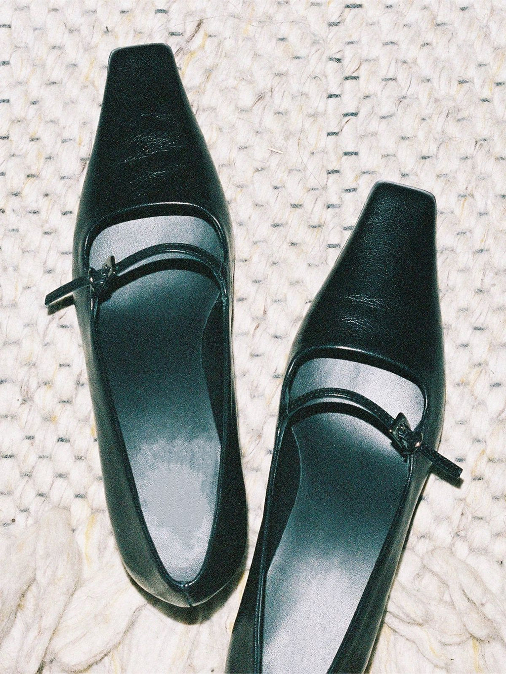 Pumps mit Riemen und eckiger Spitze