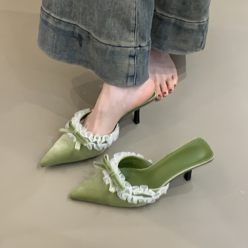 High Heels mit Polka Dots im französischen Stil