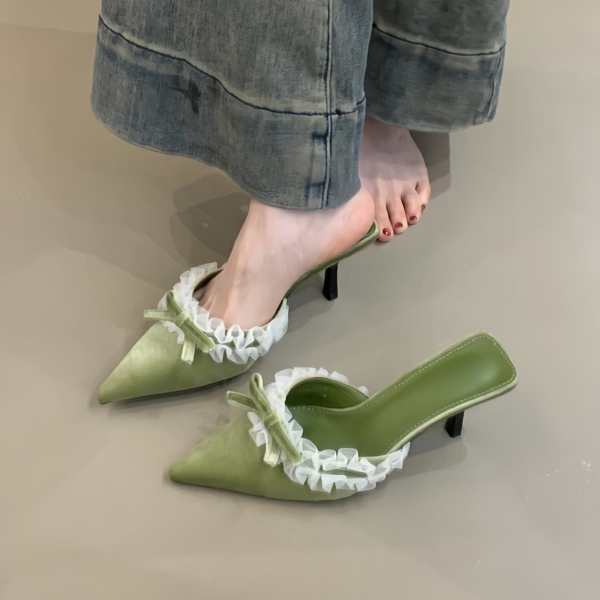 High Heels mit Polka Dots im französischen Stil