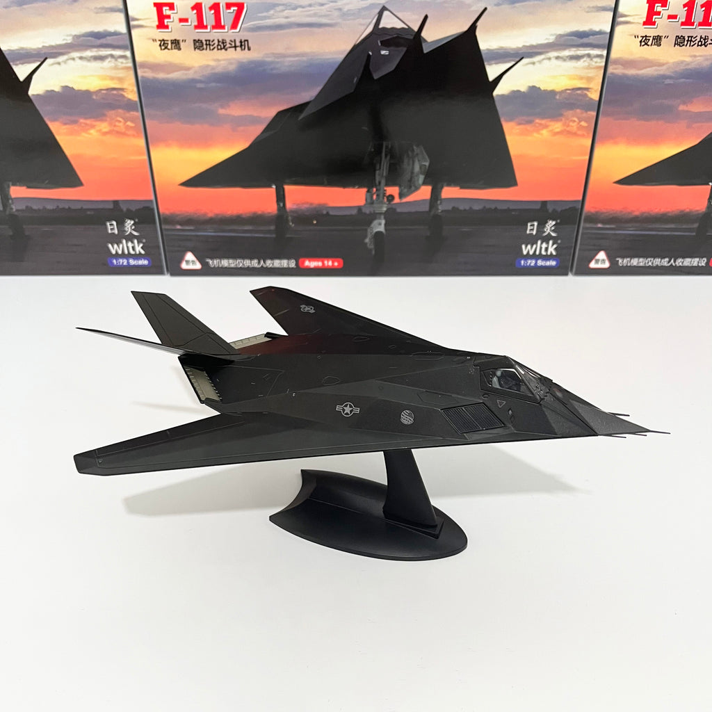 Militär-Flugzeugmodell aus Metall – Bild 1 | LuxeStyle