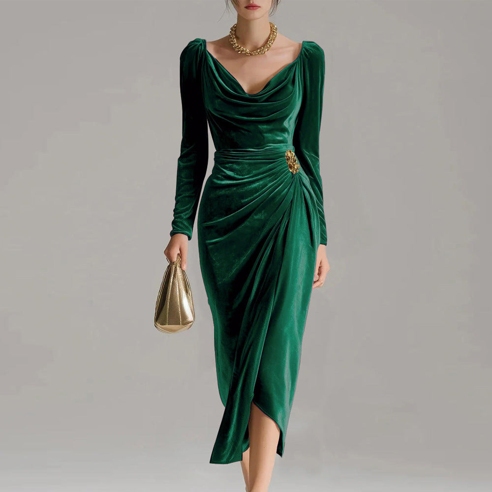 Samtkleid mit langen Ärmeln und Schlitz