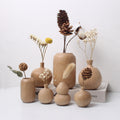 Holzblumentopf mit getrockneten Blumen