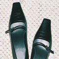 Pumps mit Riemen und eckiger Spitze