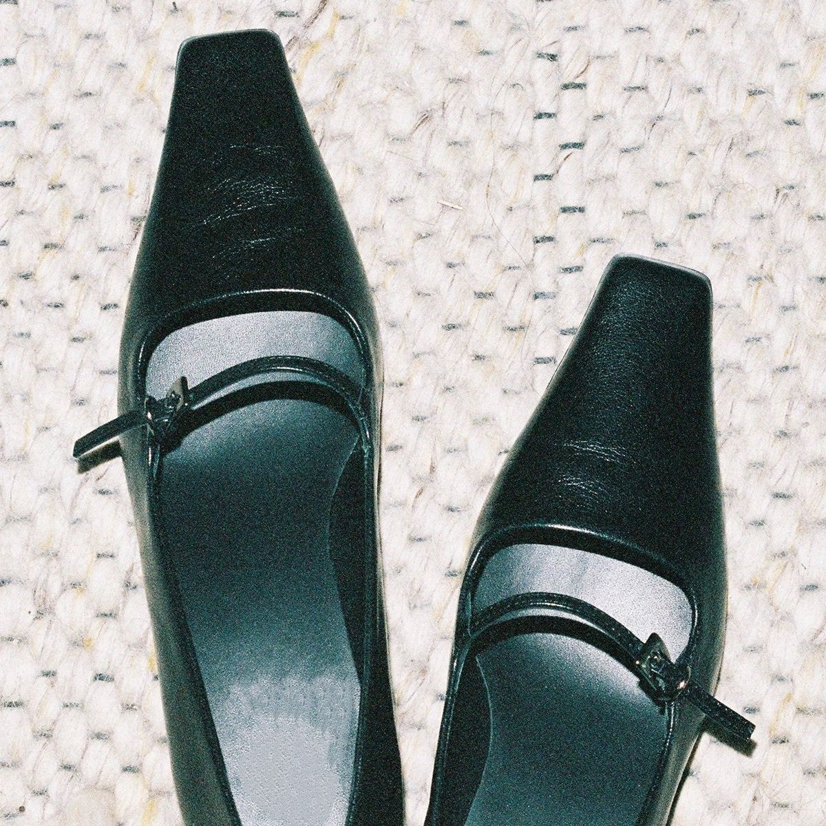 Pumps mit Riemen und eckiger Spitze