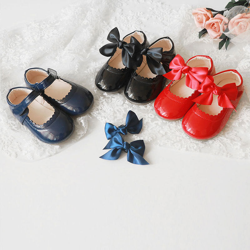 Weisse Mädchen Schuhe mit Schleife
