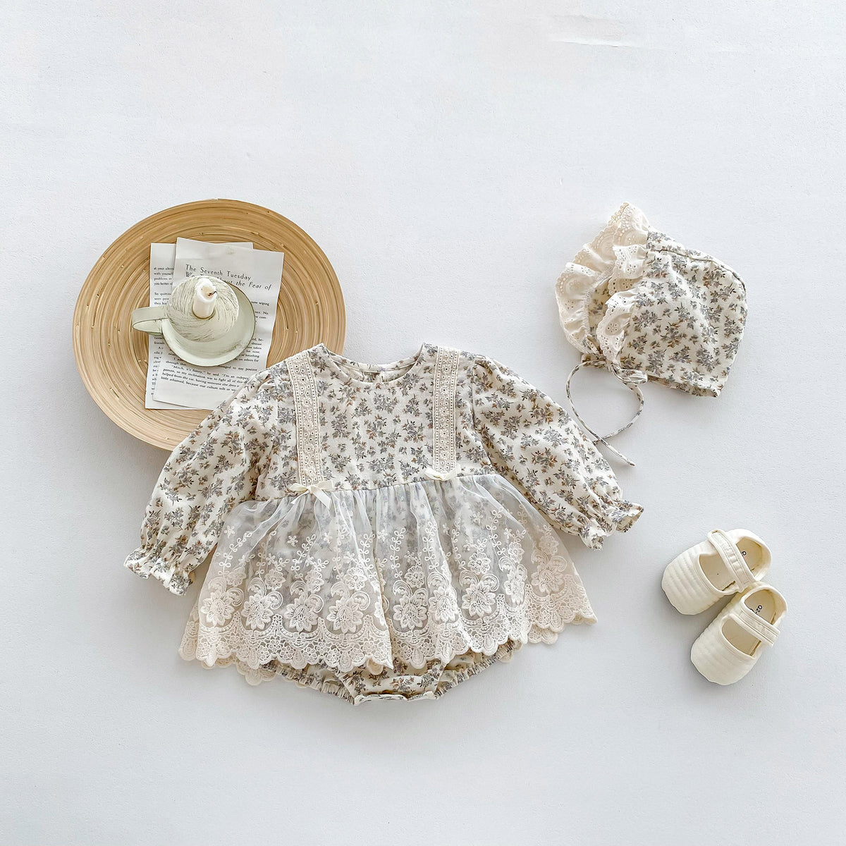 Baby Strampler Langarm mit Spitze und Hut – Bild 4 | LuxeStyle