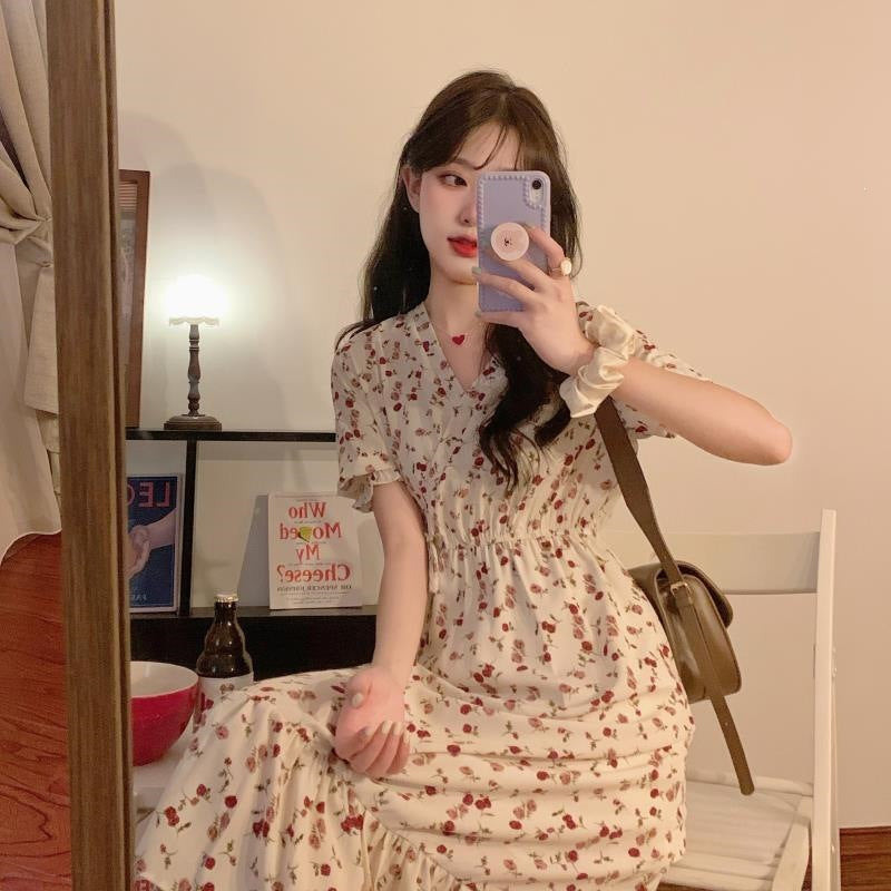 Geblümtes Chiffonkleid mit Taillenschnürung