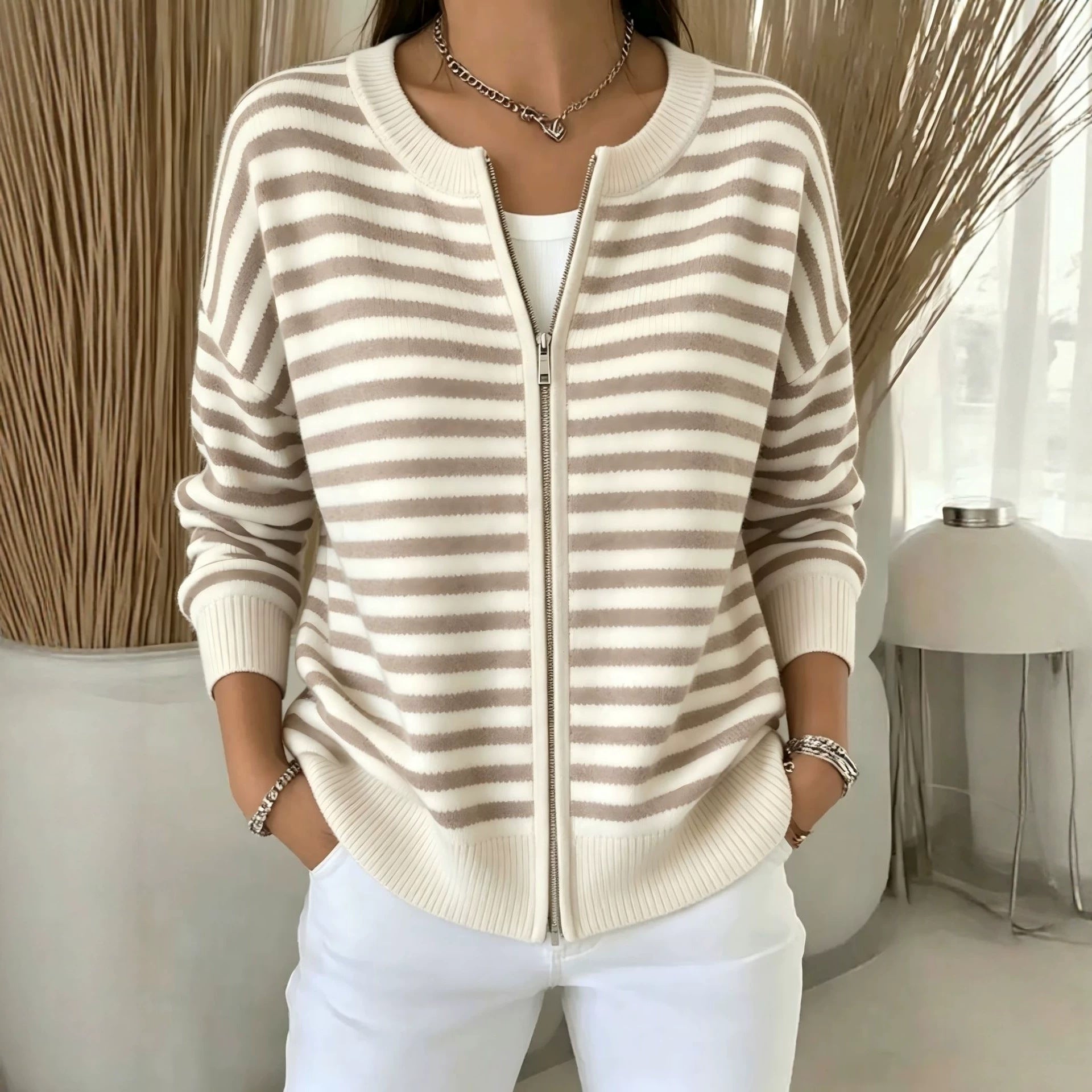 Gestreifte Strickjacke mit Reissverschluss