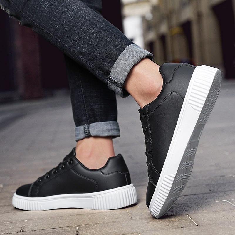 Sleeker Leder-Sneaker im Color-Blocking-Design
