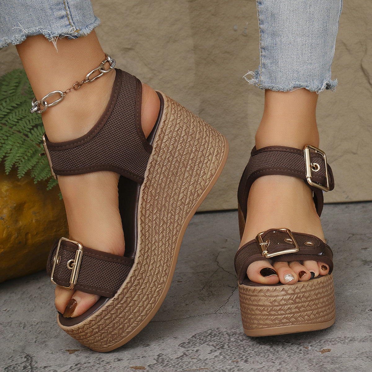 Keilsandalen mit Riemen und Peep-Toe