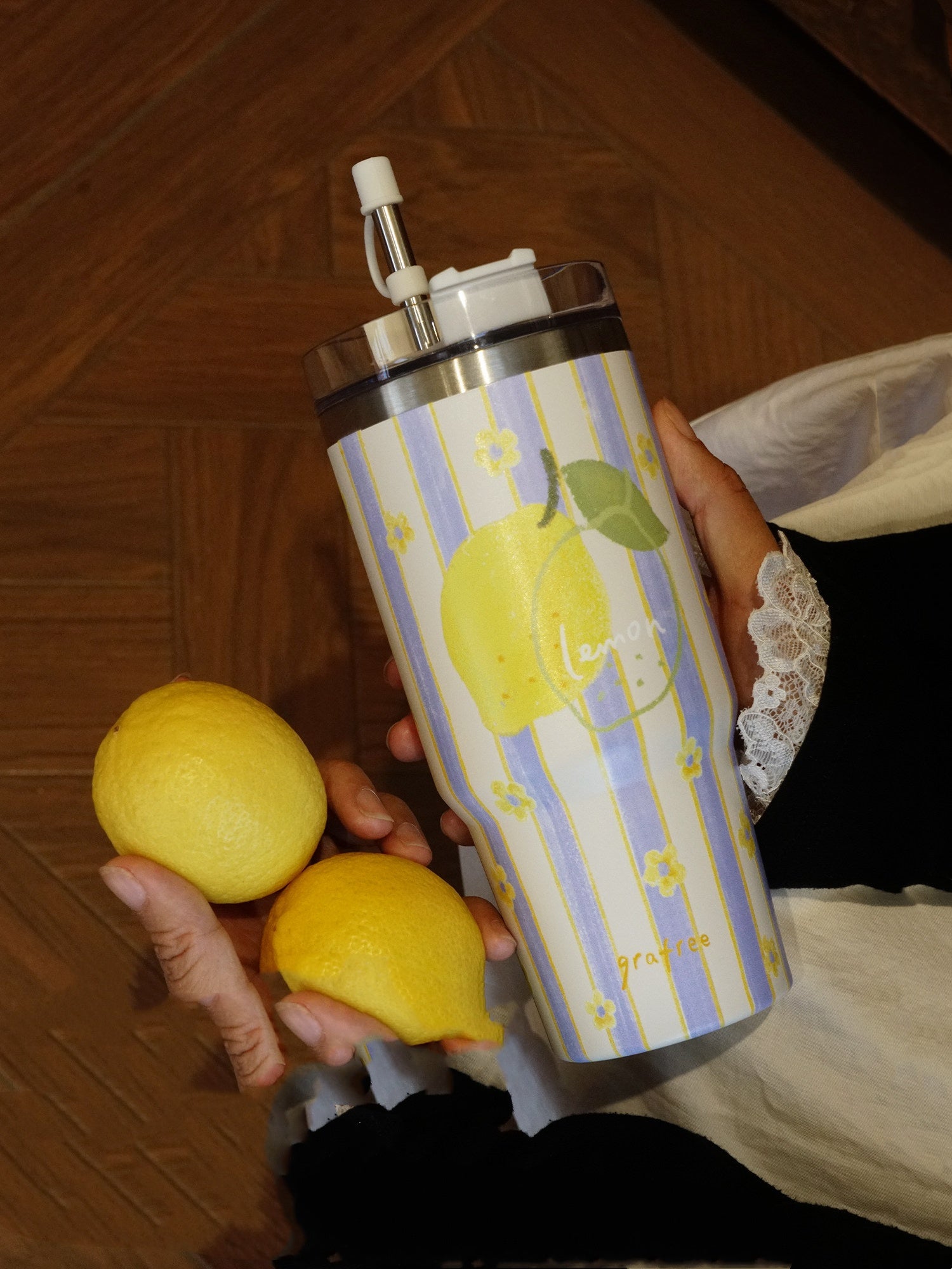 Zitronenbecher mit Strohhalm