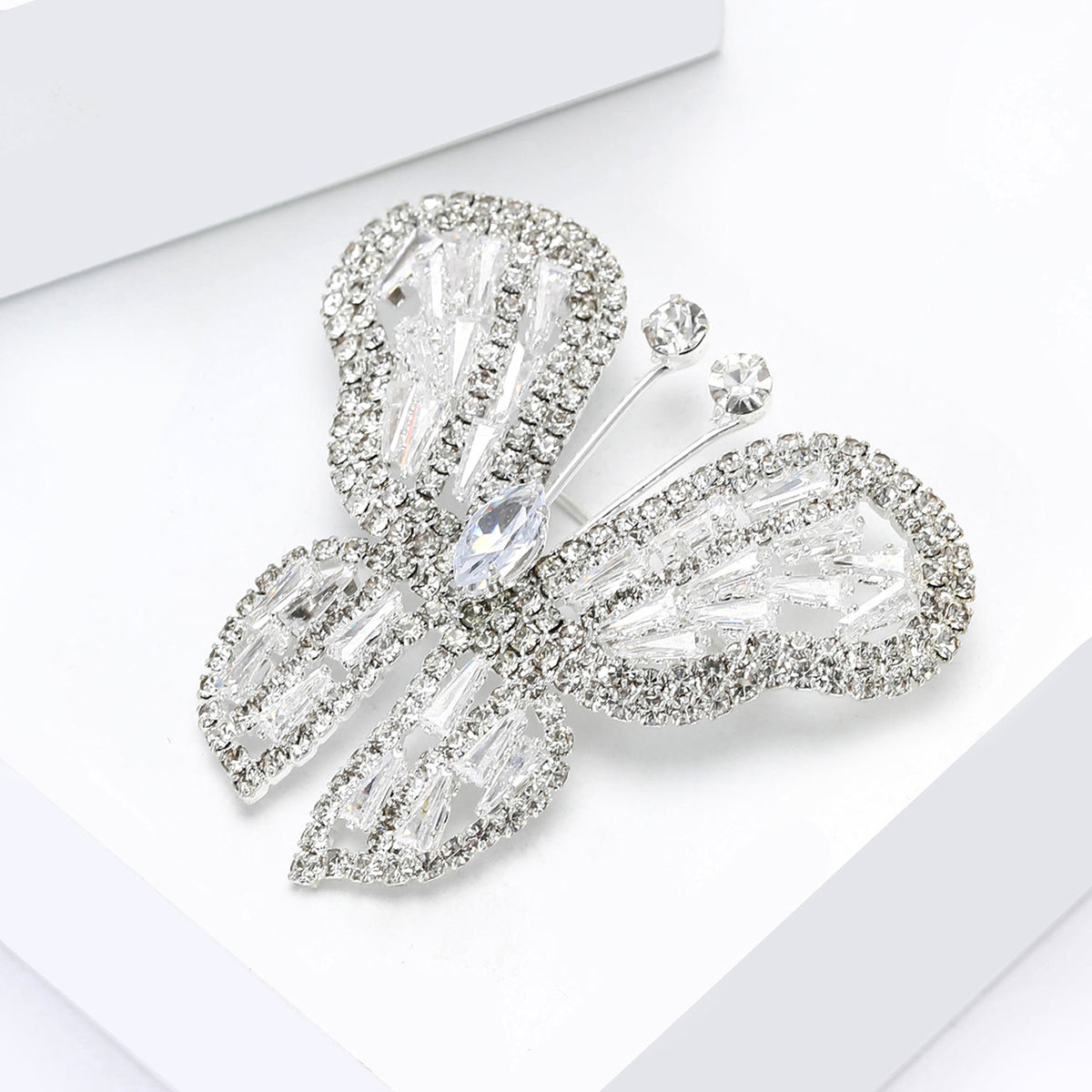Brosche mit Schmetterling aus Strass – Bild 4 | LuxeStyle