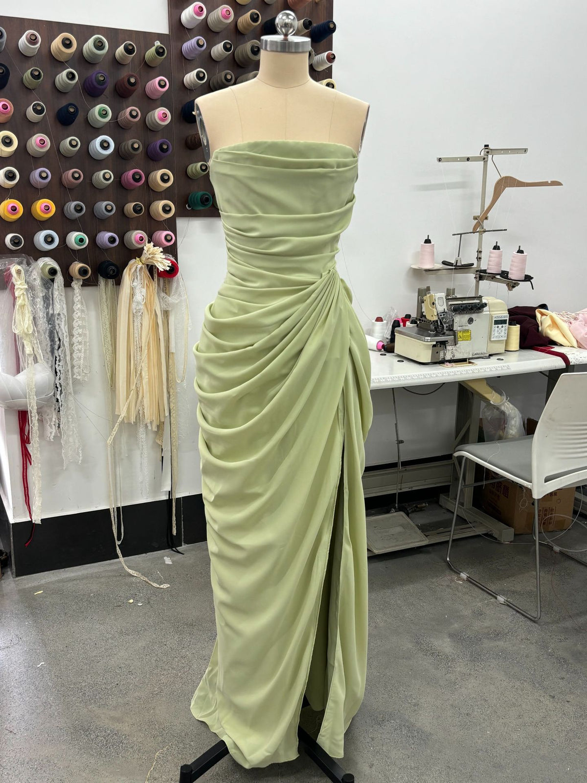 Asymmetrischer Plisseerock mit Schlitz – Bild 2 | LuxeStyle