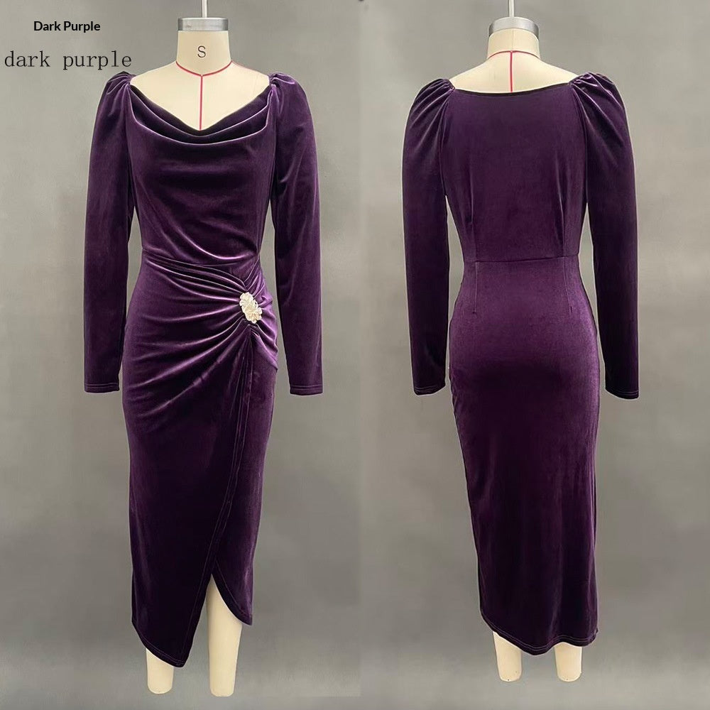 Samtkleid mit langen Ärmeln und Schlitz