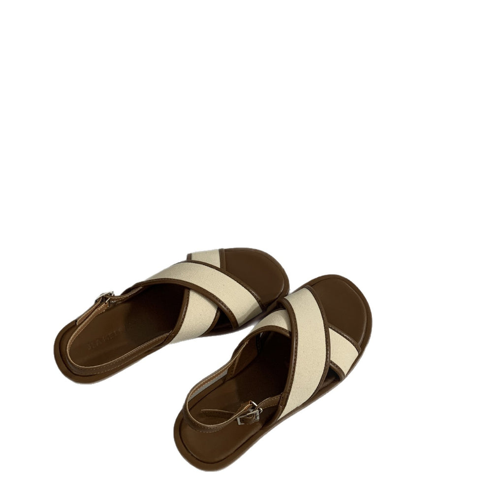 Geflochtene minimalistische Sandalen mit Kreuzriemen