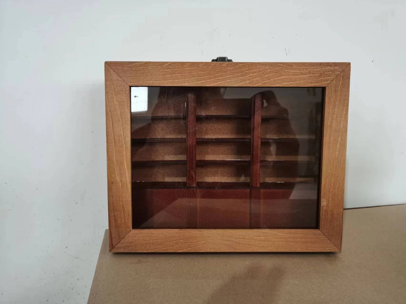 Holzdekoration mit Mini-Büchern