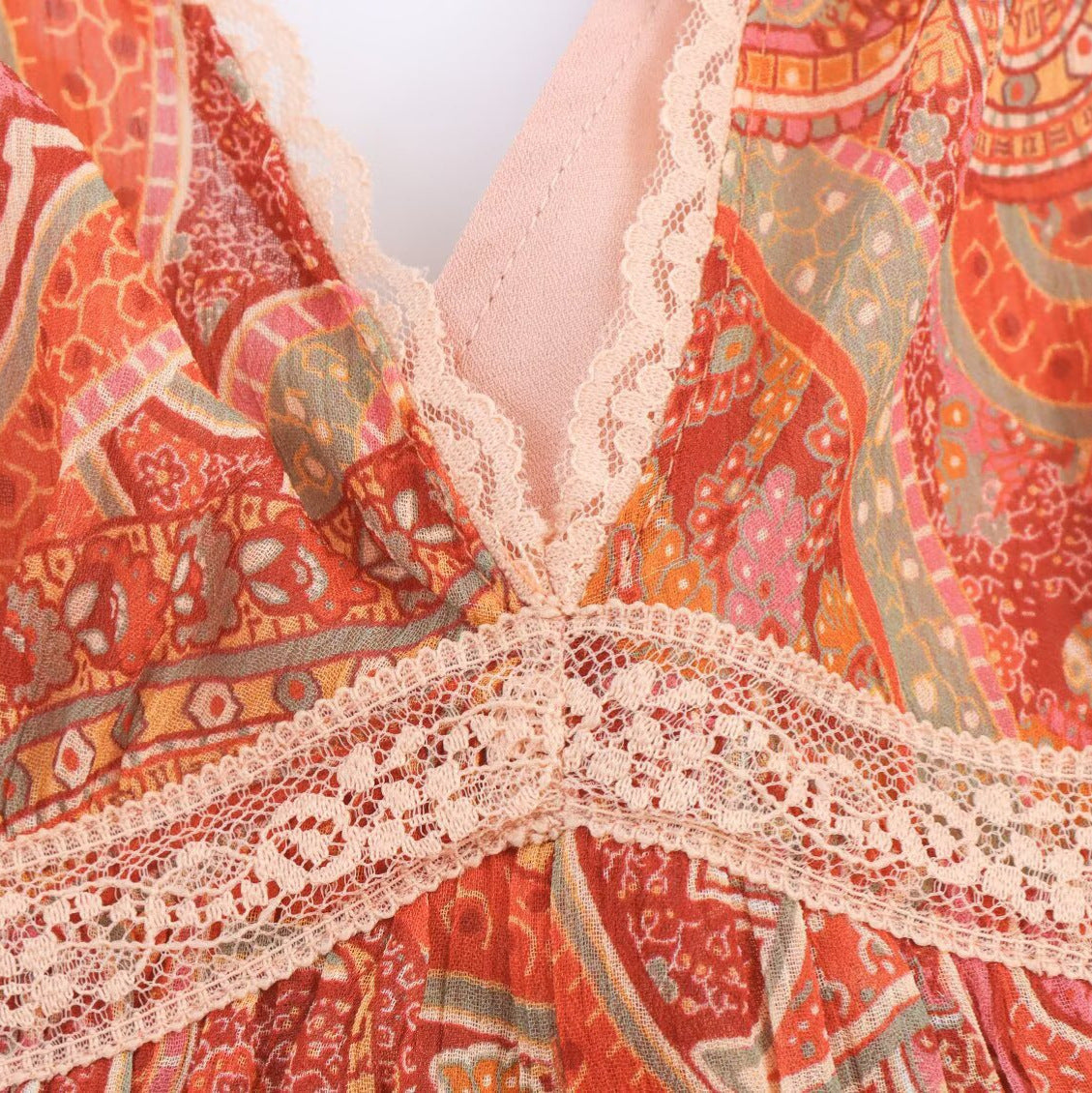 Paisley-Kleid mit V-Ausschnitt und Spitze