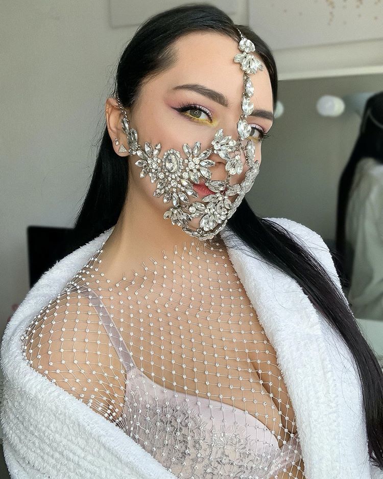 Glitzernde Gesichtsmaske