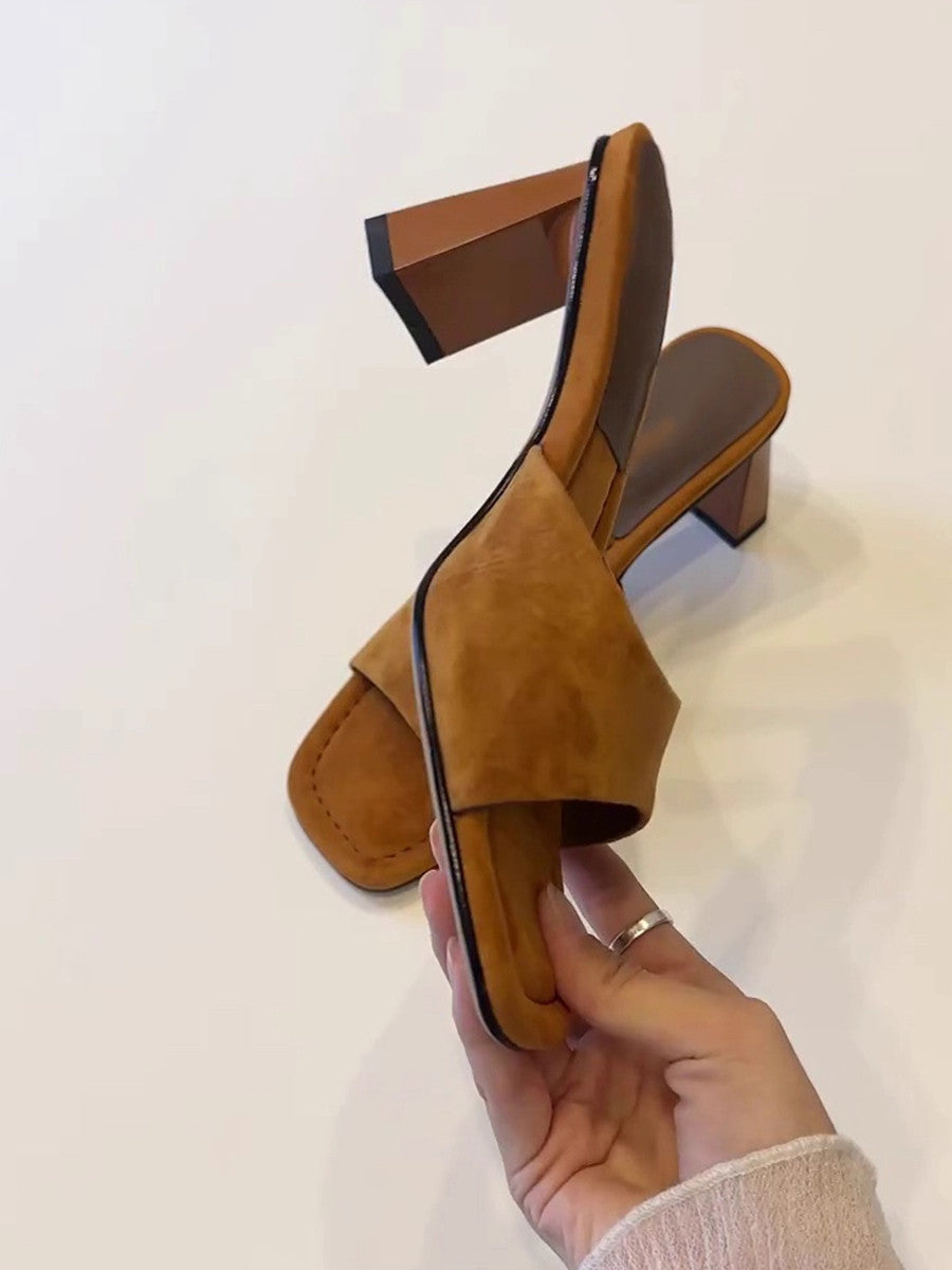 Elegante Nubuk-Sandalen mit Blockabsatz