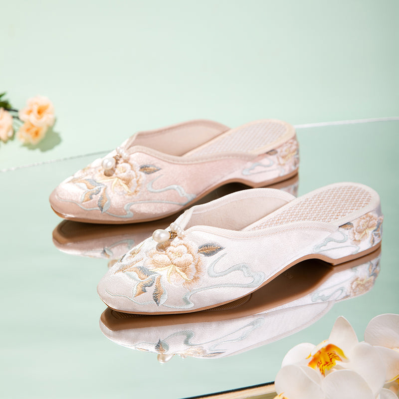 Satin-Slipper mit Pfingstrosen-Stickerei