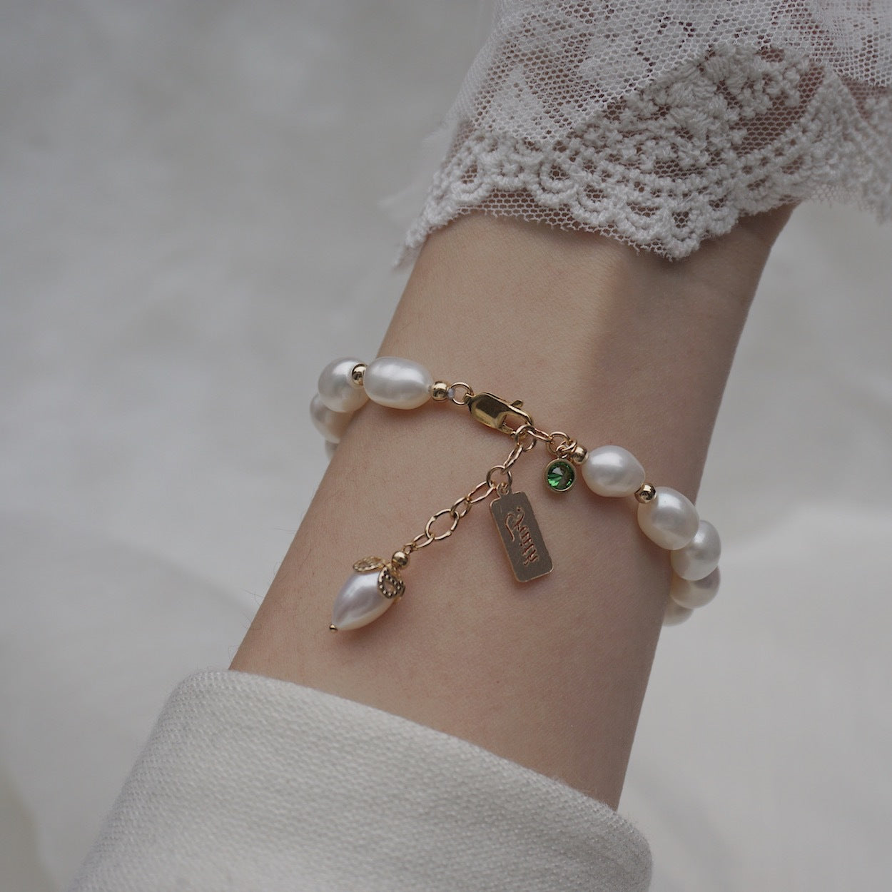 Zirkon-Perlenarmband mit Blumen-Design