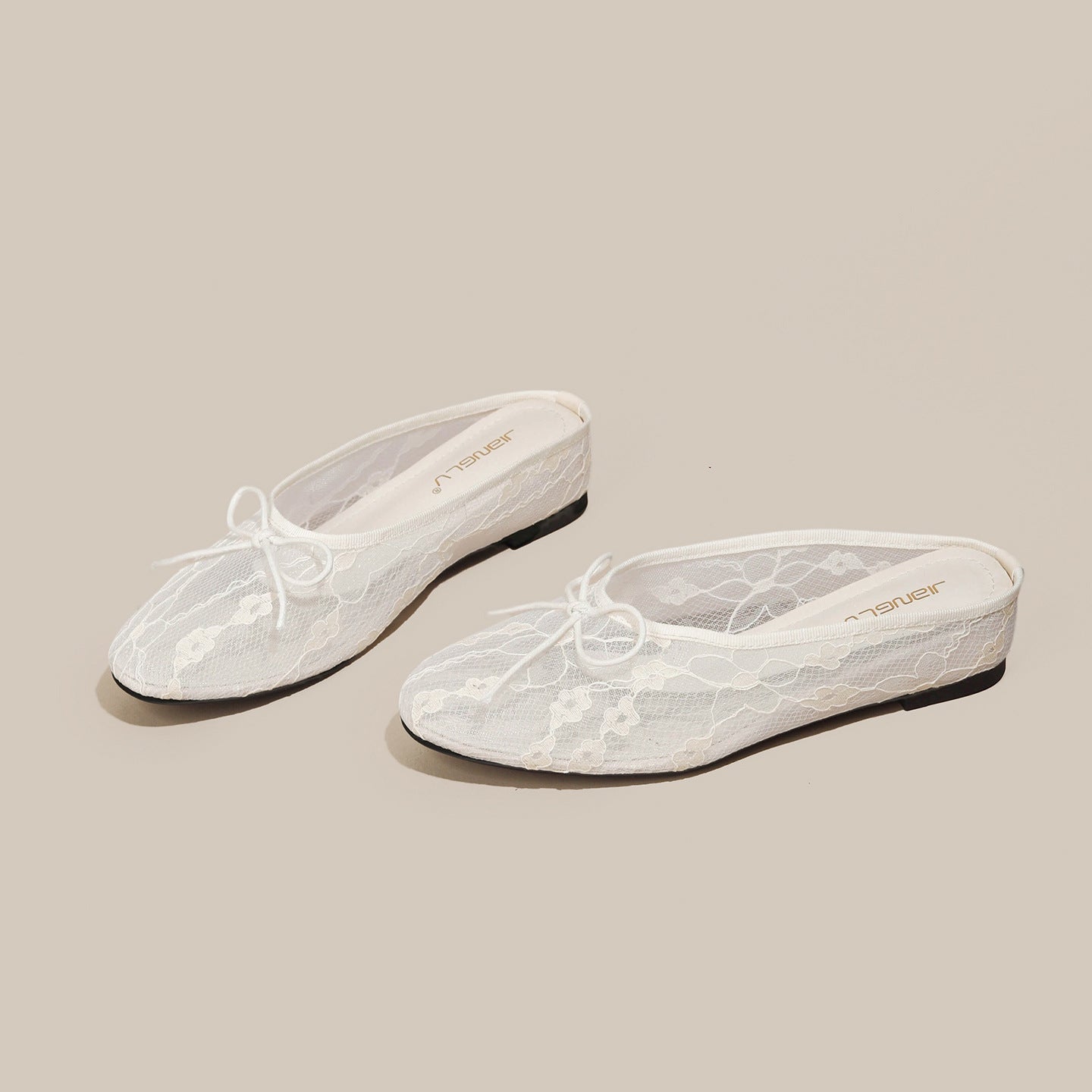 Spitzen-Slipper mit Schleife und Keilabsatz