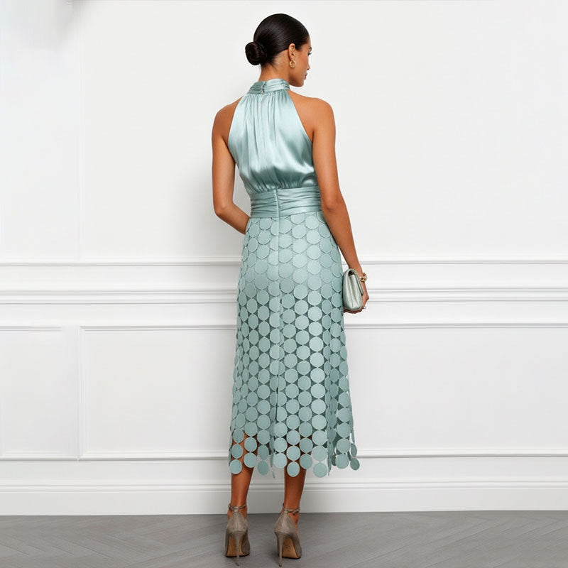 Sommerliches Neckholder-Kleid mit Rundrock